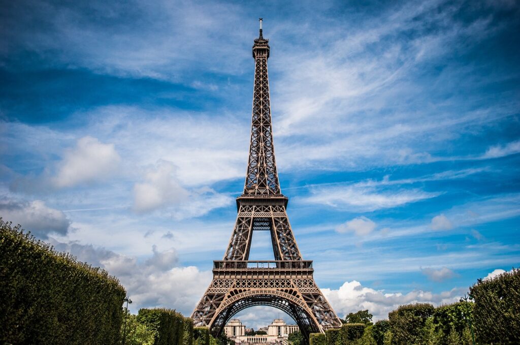 Der Pariser Eiffelturm vor blauem Himmel.
