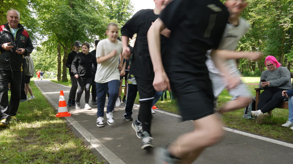 Schülerinnen und Schüler auf der Laufstrecke in Aktion.