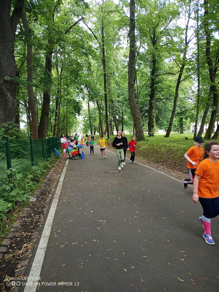 Schülerinnen und Schüler auf der Laufstrecke.