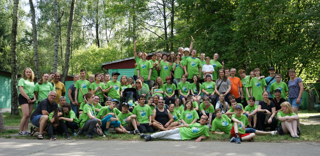 Gruppenfoto aller Camp-Teilnehmer. Alle tragen ihre grünen Shirts.