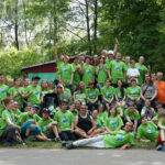 Gruppenfoto aller Camp-Teilnehmer. Alle tragen ihre grünen Shirts.