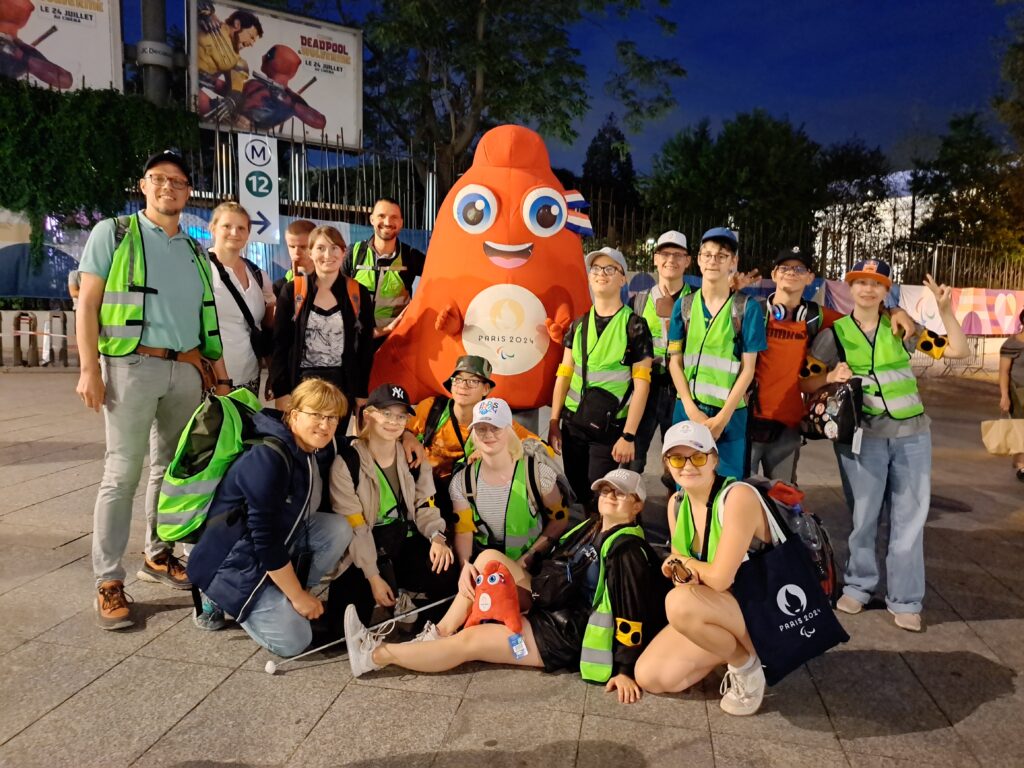 Gruppenfoto mit dem Maskottchen der Paralympics