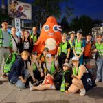 Alle Schüler und Betreuende stehen zusammen mit dem Maskottchen in Paris.