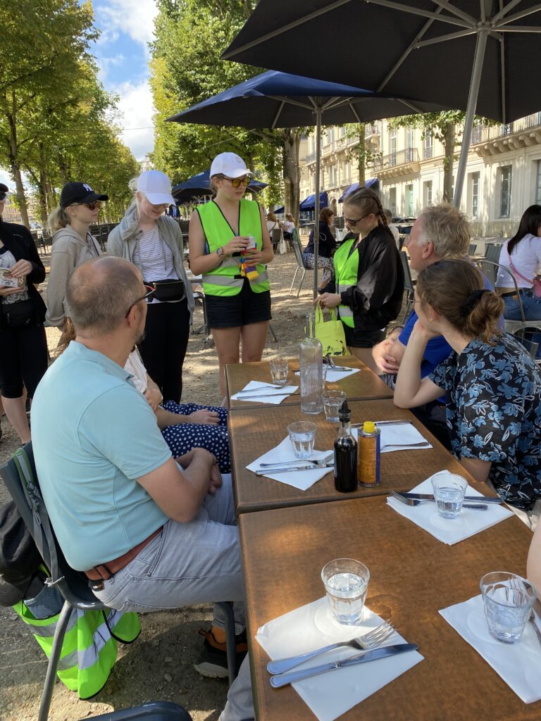 Die Reisegruppe übergibt Geschenke an die gastgebenden Stadtführer.